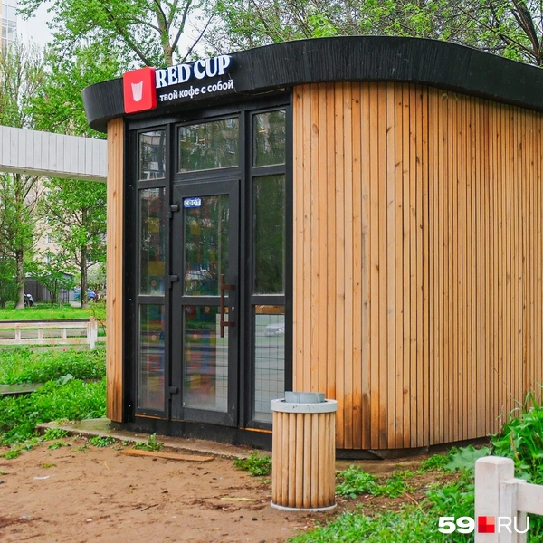 Позади виднеются дома на Подлесной | Источник: Тимофей Калмаков / 59.RU