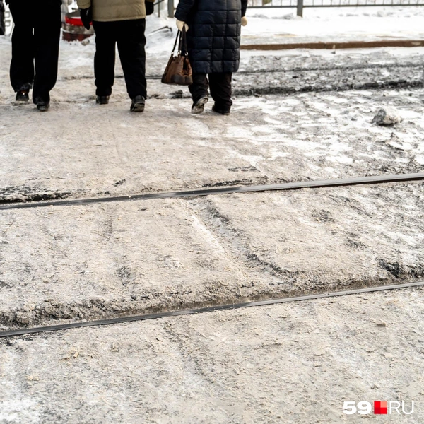 Зимой пешеходный переход чистят от снега, но не полностью&nbsp;— можно поскользнуться | Источник: Василина Любимова / 59.RU