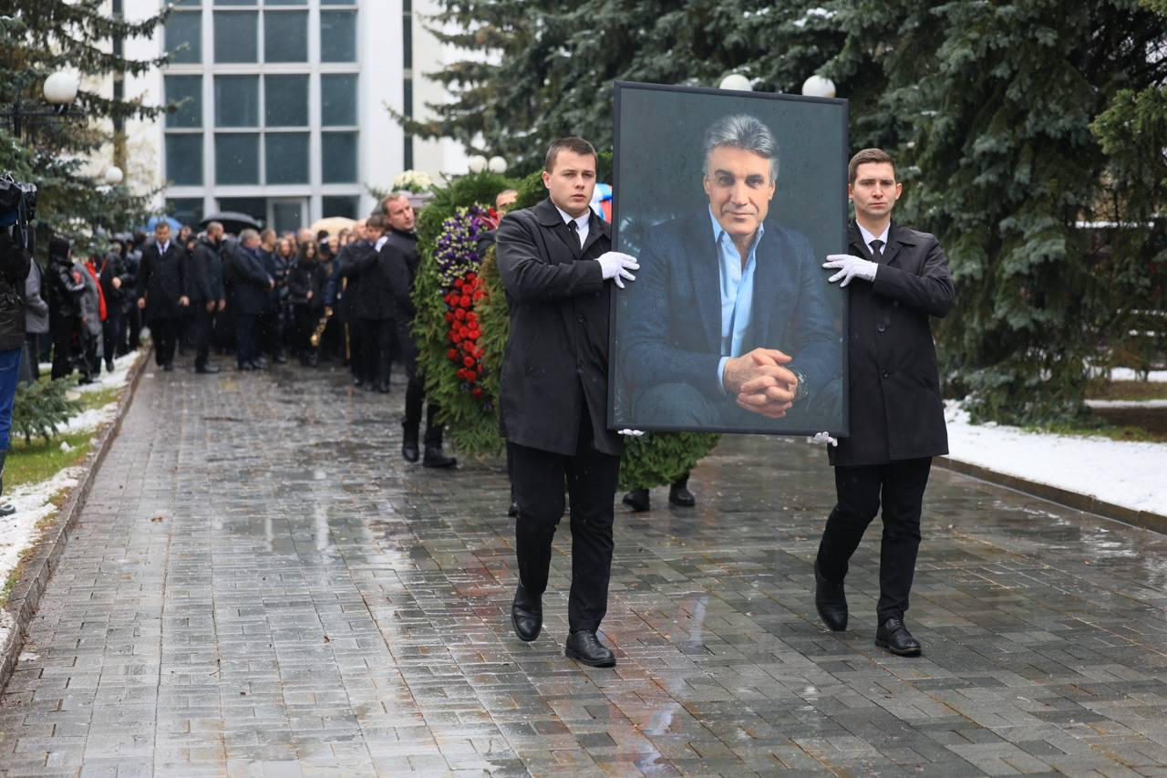 Его нашла маленькая дочка. Близкий друг Пиманова раскрыл тайну семьи, о которой узнали лишь после его смерти