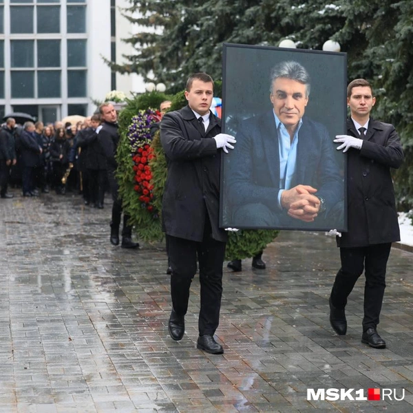 Впереди двое мужчин несли фотографию журналиста | Источник: Артем Устюжанин / MSK1.RU