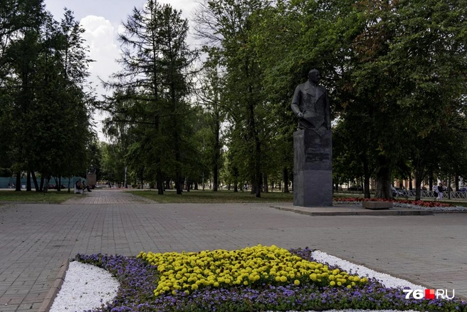Ближе к Юбилейной площади стоит памятник Толбухину. Это последняя достопримечательность в парке | Источник: Кирилл Поверинов / 76.RU