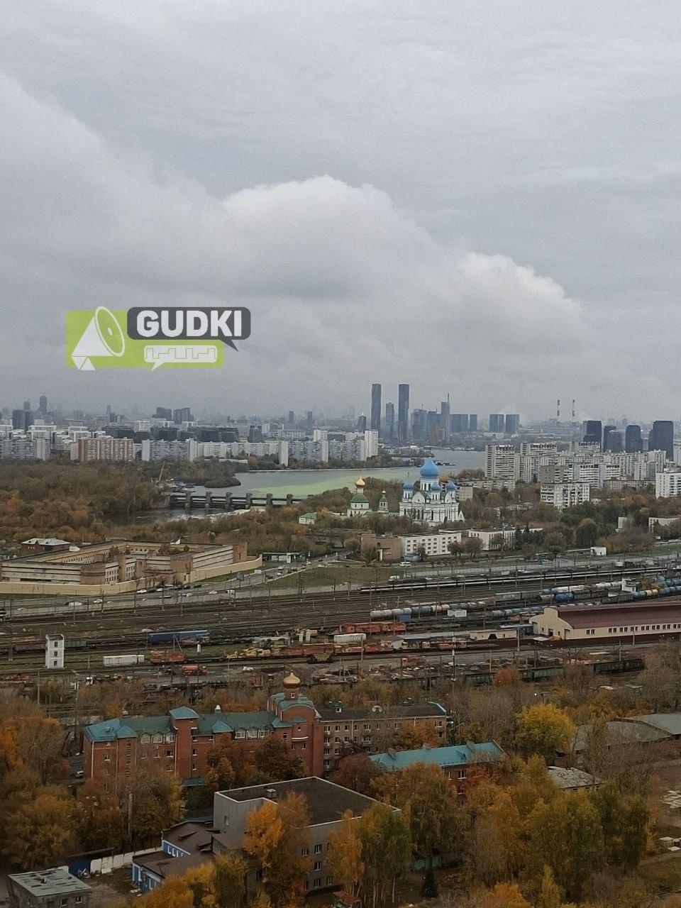 «Могут быть заморы». На Москве-реке заметили огромное ярко-зеленое пятно — жители бьют тревогу