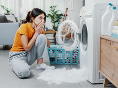 Отток воды улучшится, неприятный запах уйдет: не забудьте почистить эту деталь в стиральной машине