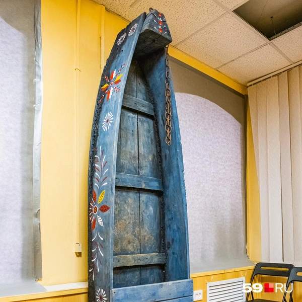 Настоящая лодка стала украшением резиденции. На одном из ремесленных уроков ее отреставрируют и превратят в книжную полку | Источник: Тимофей Калмаков / 59.RU