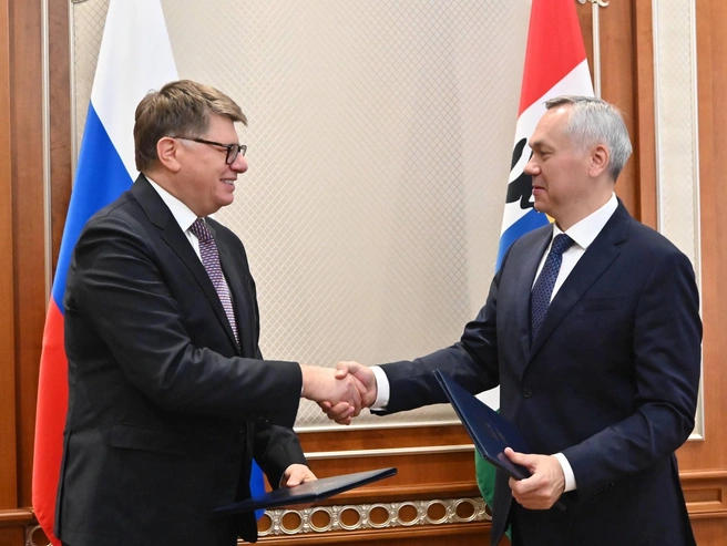 Соглашение подписано с генеральным директором Федерации хоккея России Дмитрием Курбатовым. | Источник: Публикация в соцсетях