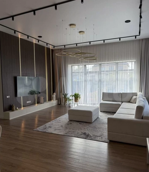 Люстра вон какая интересная | Источник: сайт объявлений