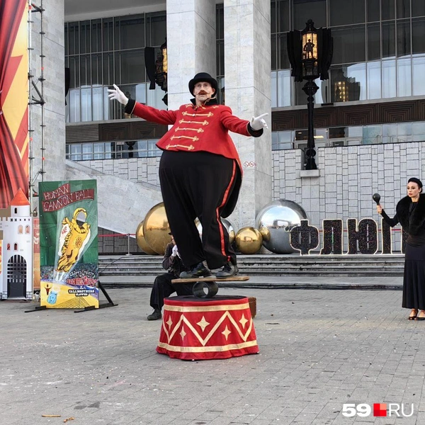 «Невероятное Представление» от московского «Дурацкого цЫрка „Высокие братья““ | Источник: Василина Любимова / 59.RU