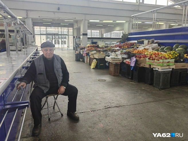 В советское время торговля шла бойка, а сейчас мало кто приходит на рынок за фруктами | Источник: Кристина Мельникова / YA62.RU
