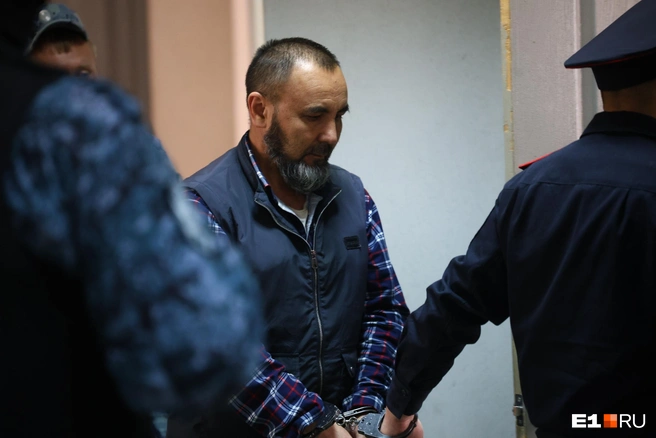 Икромжон молча зашел и не отвечает на вопросы СМИ | Источник: Владислав Лоншаков / E1.RU