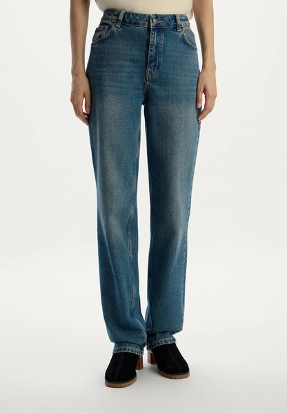 База на всю зиму: лучшие свитера, водолазки, брюки и джинсы