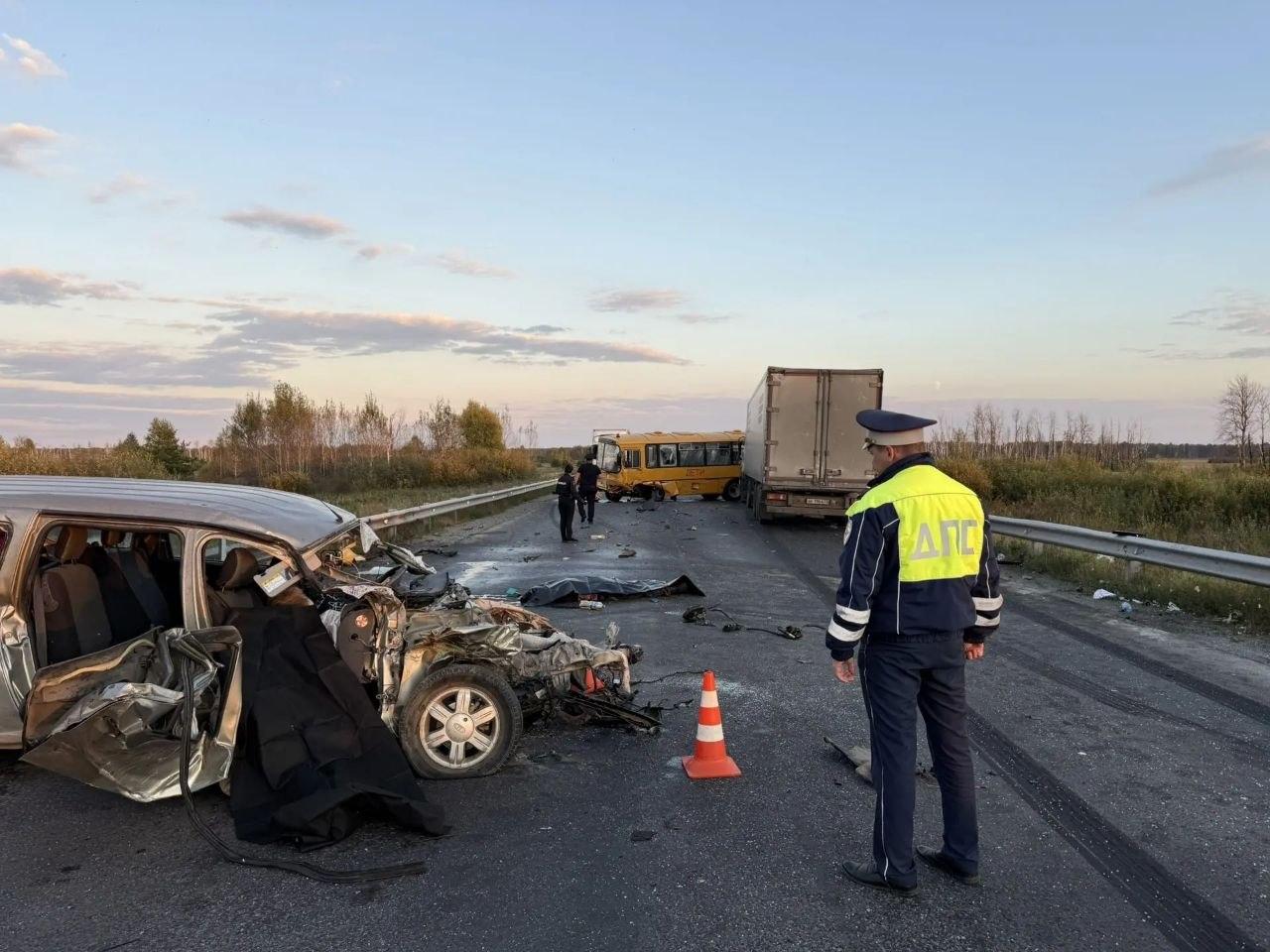 На Свердловской трассе в массовом ДТП с автобусом погибли три человека. Дорогу закрыли для движения