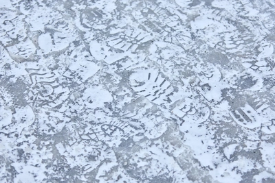 Новосибирцы жалуются на обледеневшие улицы после потепления