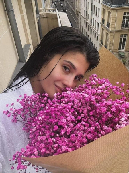 Актер балует возлюбленную