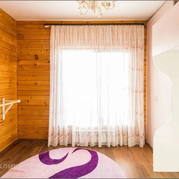 Перед зеркалом — балетный станок | Источник: Домклик