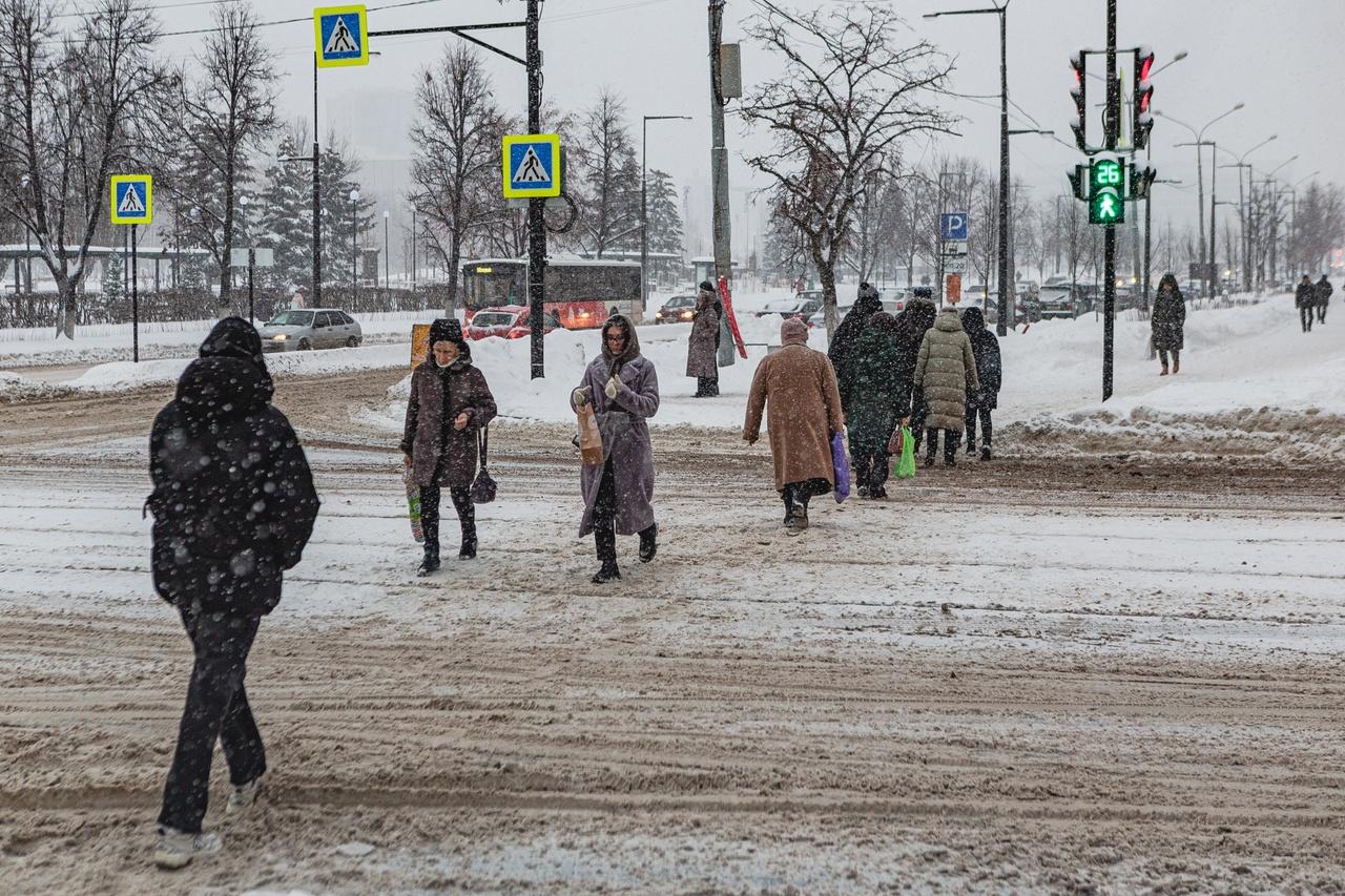 Весна уже наступила, а снега море. Спросили у Андрея Шихова, когда в Перми растают сугробы 