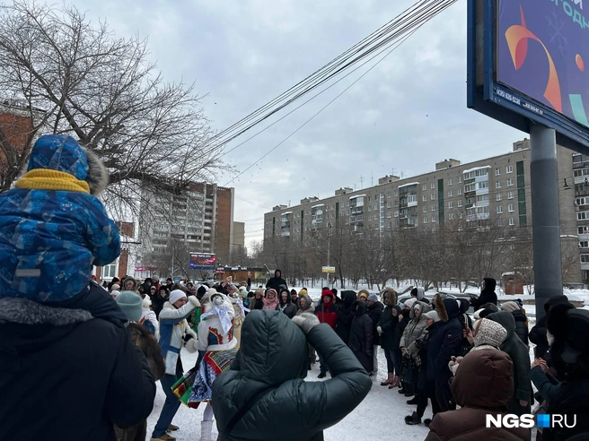 Перед зрителями выступают танцоры | Источник: Анна Скок / NGS.RU