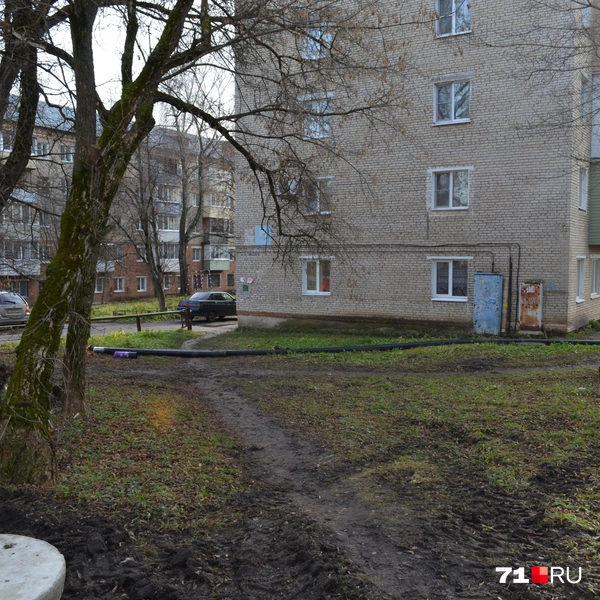 Обратите внимание, что новые трубы лежат прямо на земле&nbsp;— а на улице уже был и снег и дождь | Источник: Максим Улитов / 71.RU
