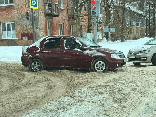 Автомобили с большим трудом передвигаются по рязанским улицам | Источник: Sofia Olegovna / vk.com