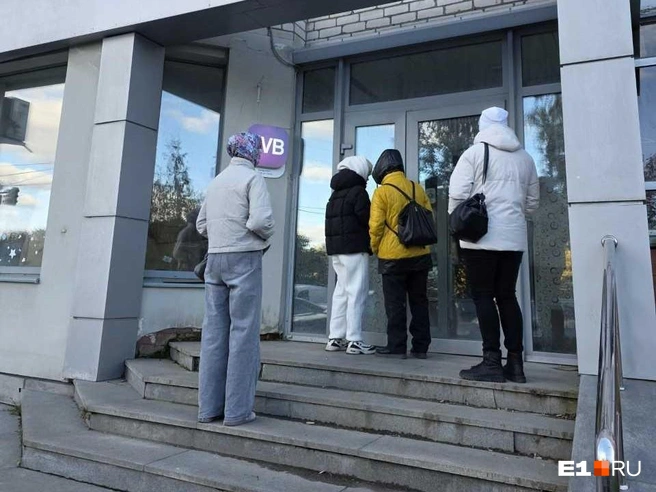 Людей не пускают в ПВЗ | Источник: читательница E1.RU