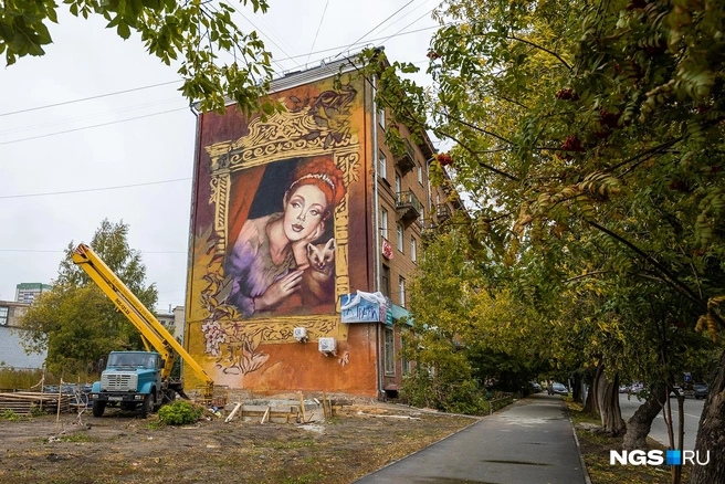 Марина Ягода создала в Новосибирске девушку с соболем, которая символизирует хранительницу Сибири | Источник: Ольга Бурлакова / НГС