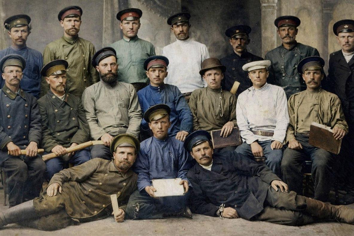 Кондукторы и стрелочники Самара-Златоустовской железной дороги. 1917 год | Источник: фотофонд Самарского госархива социально-политической истории