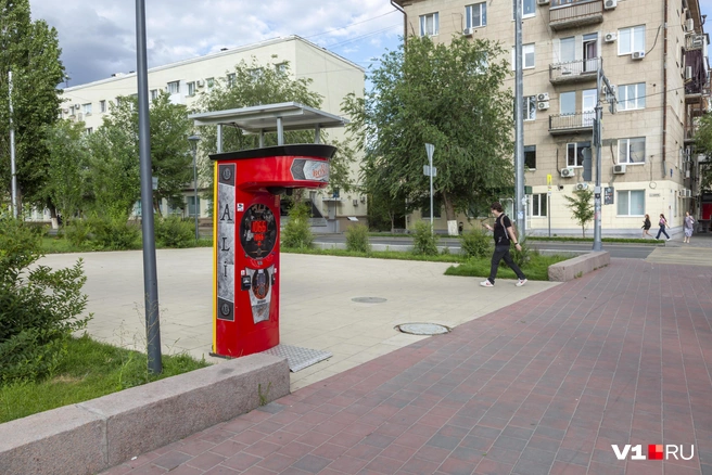 Второй аппарат, тоже без упоминания владельца, стоит в Сурском сквере | Источник: Константин Завриков / V1.RU