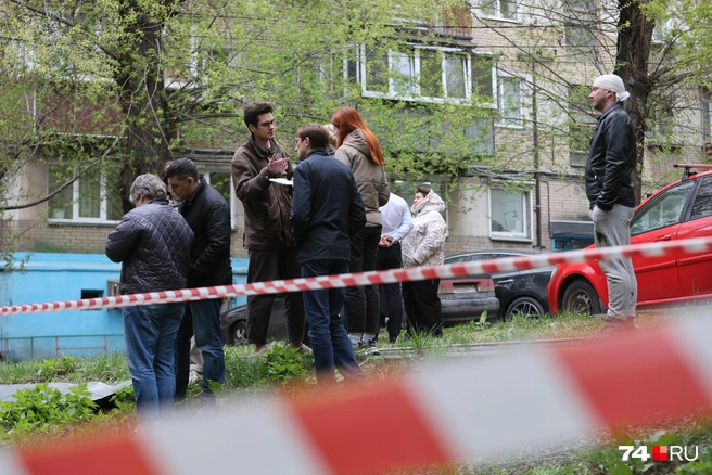 На месте ЧП работали следователи, представители прокуратуры и чиновники | Источник: Наталья Лапцевич / 74.RU