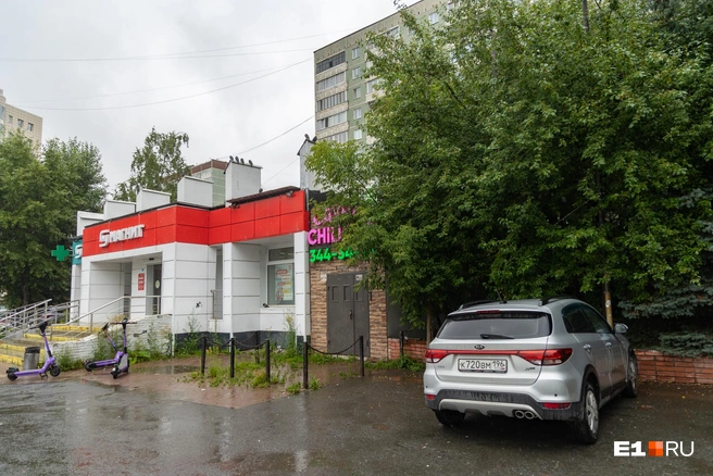 Сауна на месте ночного клуба активно рекламирует себя с помощью номера телефона на вывеске | Источник: Владислав Лоншаков / E1.RU