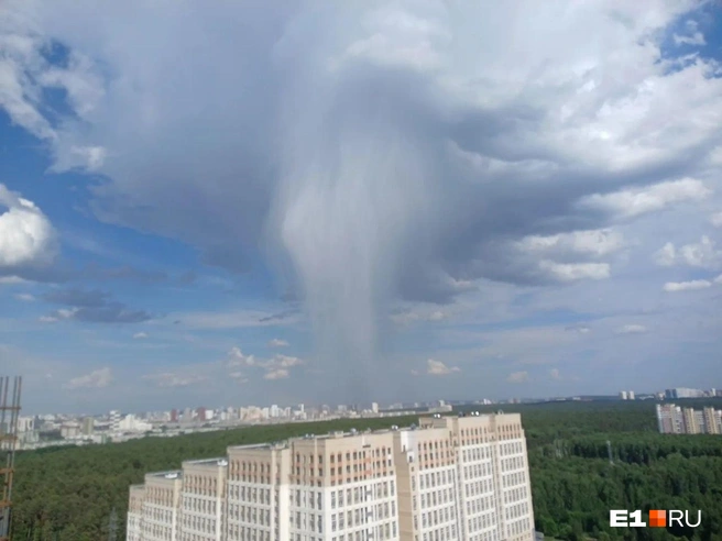 Необычная воронка повисла над Екатеринбургом | Источник: читатель E1.RU