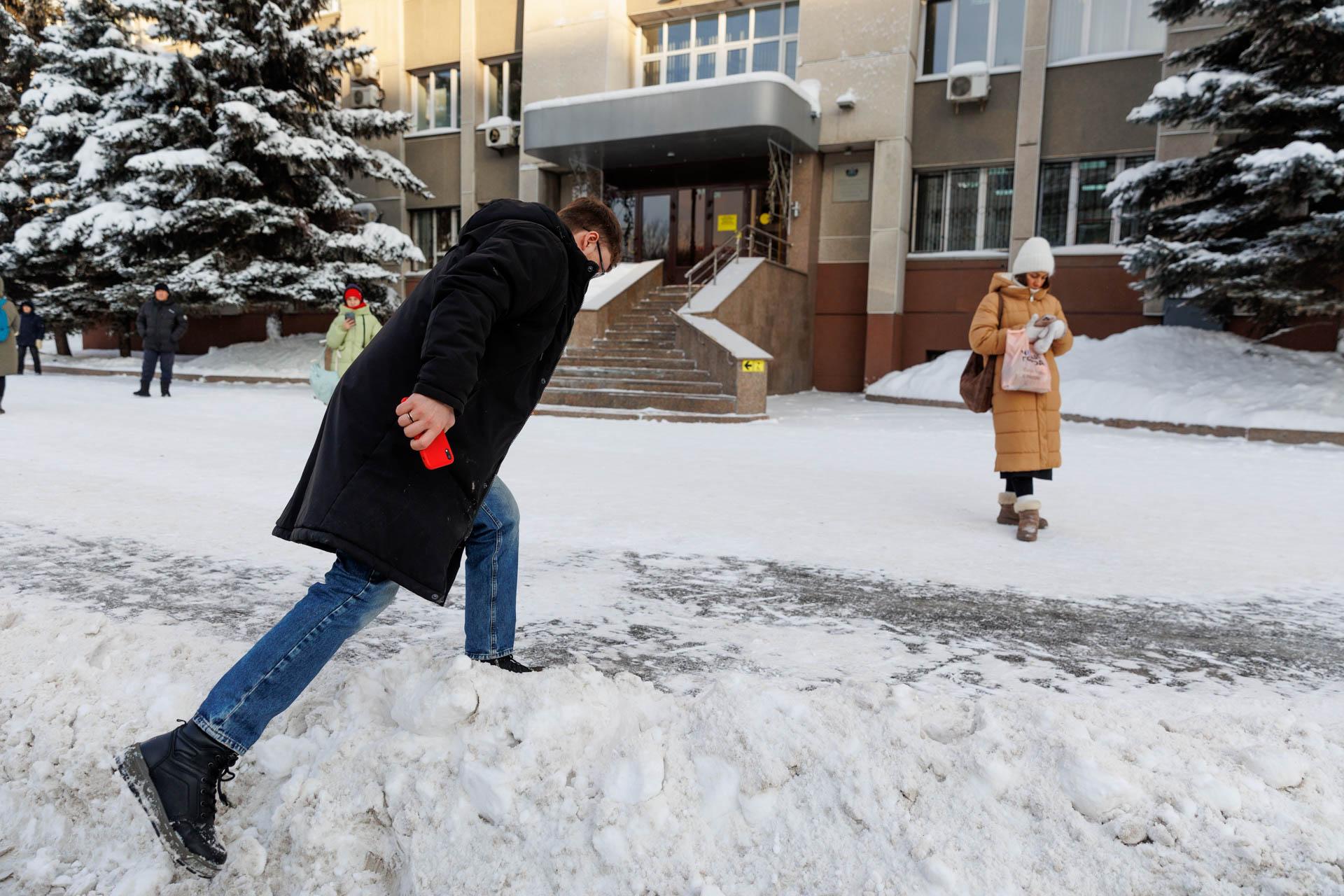 Ни машинам, ни пешеходам. Тюмень утопает в снежной каше — фоторепортаж