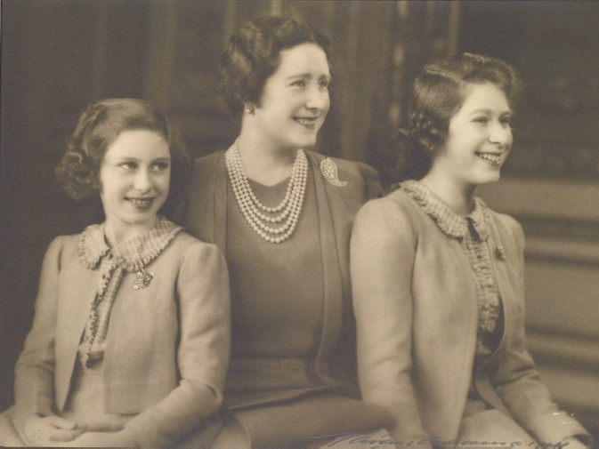 Две принцессы и одна королева: Елизавета II поделилась винтажным снимком, который никто раньше не видел (вы будете тронуты)