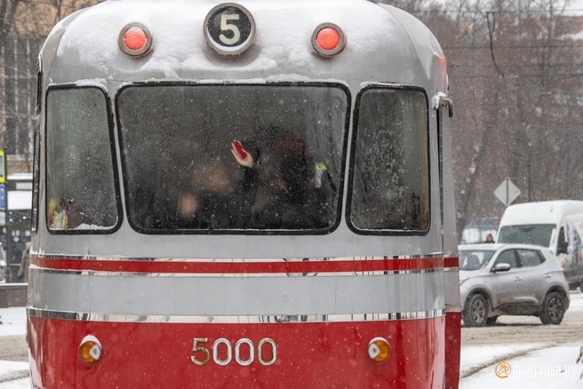 Легковушка влетела в трамвай | Источник: Михаил Огнев / FONTANKA.RU