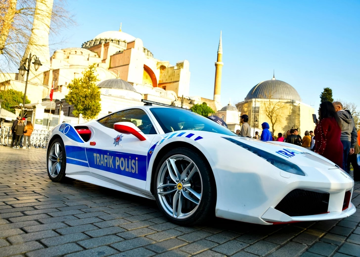 Ferrari 488 GTB, полицейский автомобиль, суперкар. Ferrari, конфискованный у преступных организаций и ставший полицейским автомобилем, площадь Султанахмет, Стамбул. 2023 г. | Источник: twintyre/Shutterstock/Fotodom.ru
