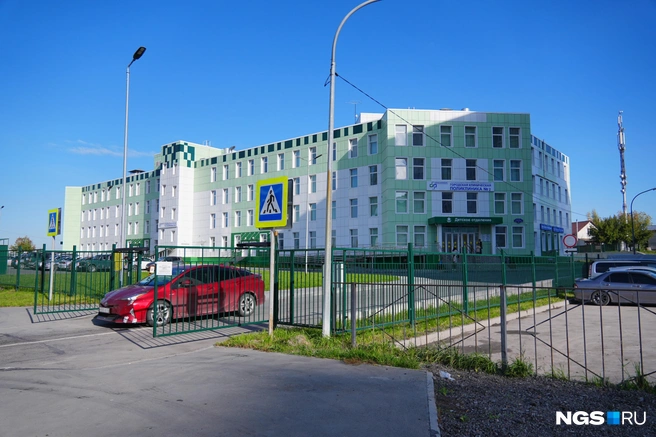 У поликлиники много парковочных мест  | Источник: Антон Дигаев / NGS.RU