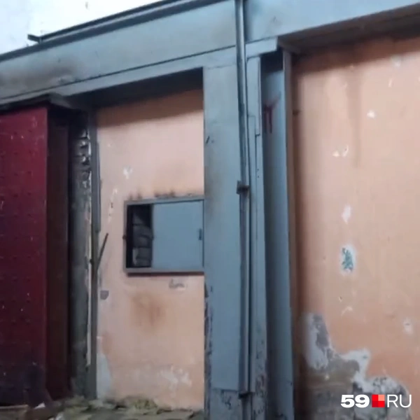Дверь слоновника, где когда-то жил Джонни | Источник: Карина Гольдберг / 59.RU