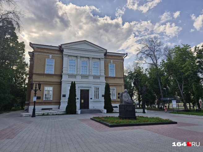 Пока напротив музея есть только памятник Радищеву | Источник: Виктория Федорова / 164.RU