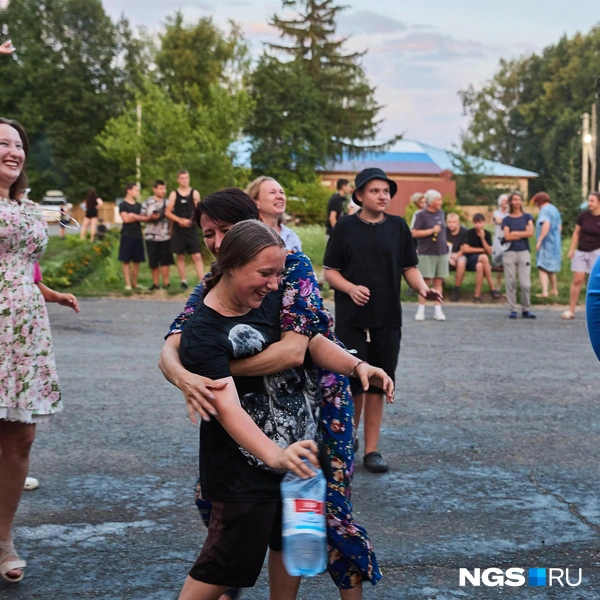 Полина, младшая дочь Анны, принесла свое простое, но не менее эффективное оружие — бутылку с водой | Источник: Александр Ощепков / NGS.RU