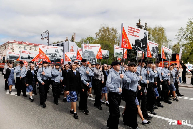 Тюменцы переоделись в рабочую форму. Это было очень ярко и запомнилось зрителям  | Источник: Ирина Шарова / 72.RU 