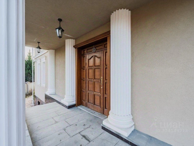 Вход в здание оформлен массивной деревянной дверью | Источник: «Циан»