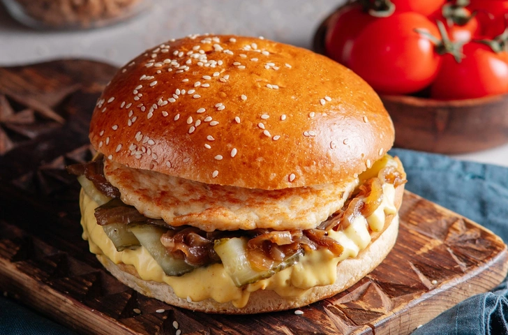 Лучше, чем в «Макдоналдсе»: два простых рецепта сочных бургеров, которые можно даже худеющим