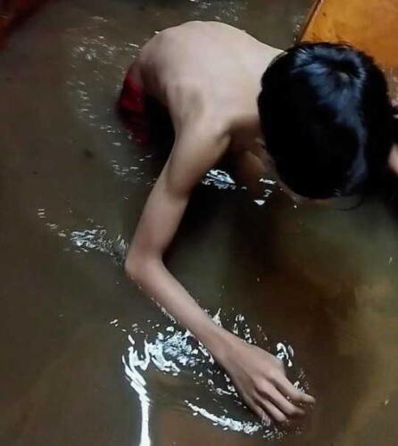 Безумная храбрая молодежь не бросает играть на компьютере во время потопа (фото и видео)