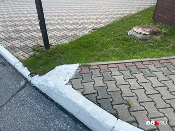 Бордюры здесь очень высокие | Источник: Катерина Абдулова / 86.RU