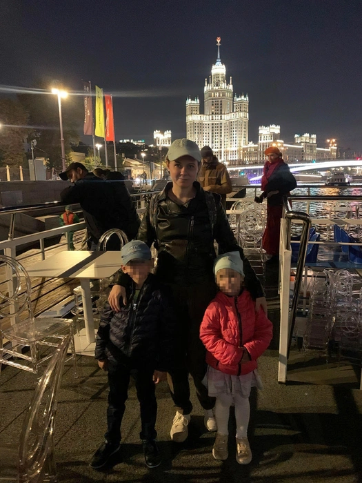 Марина с детьми в Москве | Источник: Из семейного архива Марины М.