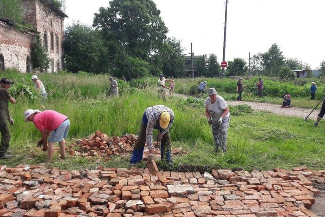 Большую стройку в Пыскоре скромно именуют субботником | Источник: «Пермь активная» / vk.com