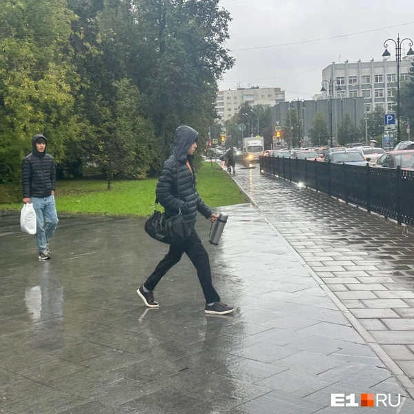 Екатеринбург тонул в лужах, на остановках скопились толпы: как город пережил первый осенний дождь | Источник: Марина Малкова / E1.RU