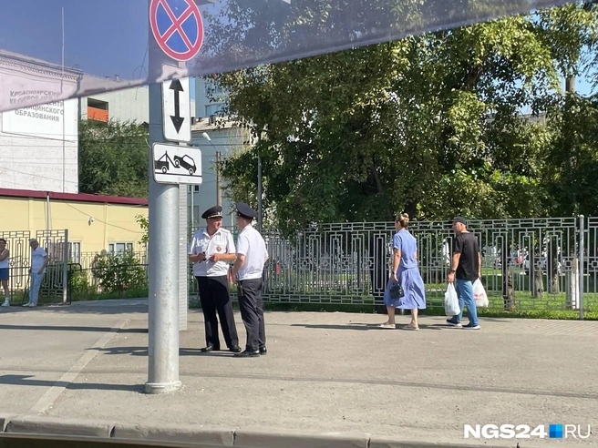 Полицейские на Партизана Железняка | Источник: NGS24.RU