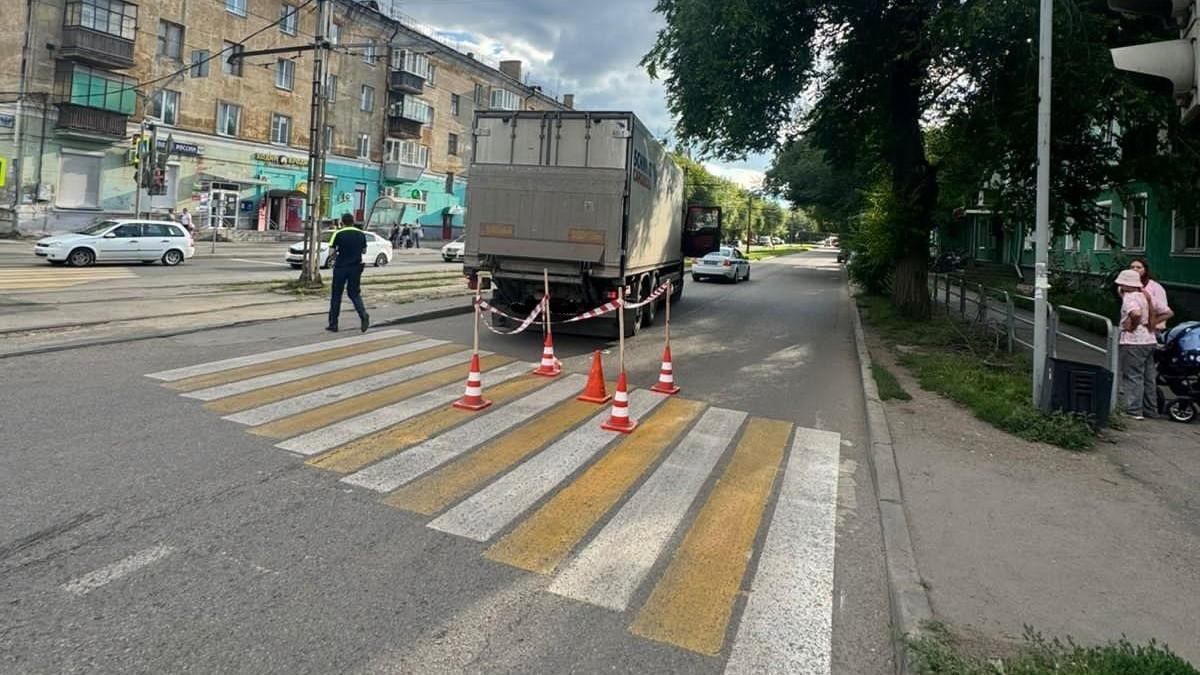 В Магнитогорске 4-летняя девочка попала под грузовик, у нее множественные травмы