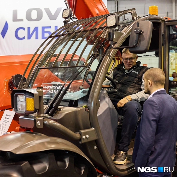 Вопреки общей тенденции сокращения расходов на покупку техники, сделки на выставке заключались | Источник: Александр Ощепков / NGS.RU