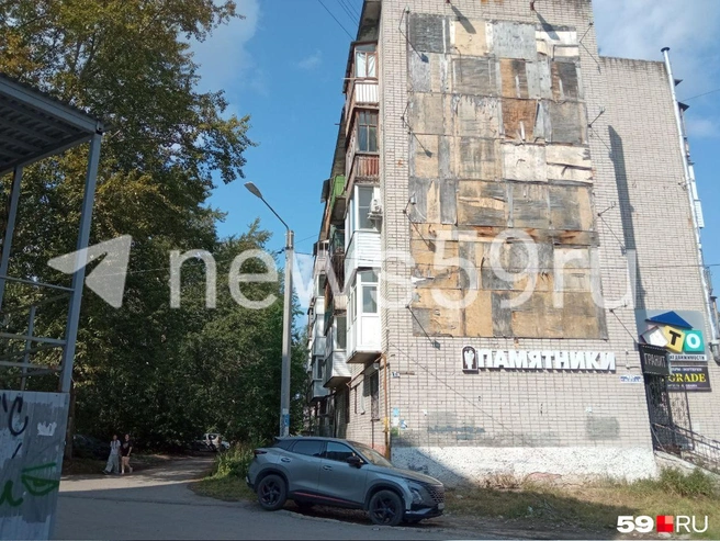 Убитую малютку нашли под окнами этого дома | Источник: Вероника Свизева / 59.RU