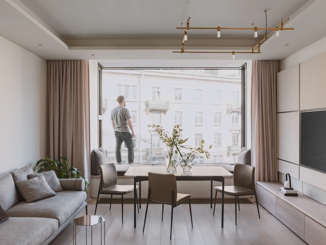 Диван Atoll от B&B Italia, салон Rossi. Приставной столик Brisley от Minotti, Galerie 46. Свет, «Центрсвет». | Источник: Антон Иванов